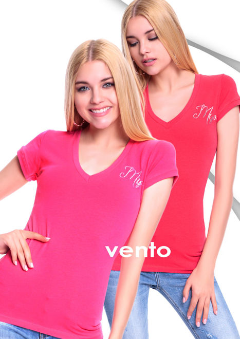 Kép: Bal oldali modell: Mayo Chix Pink V Kivágású Rövid Ujjú Vento Póló