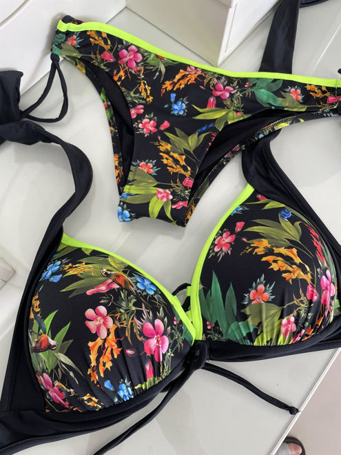 Kép: Fekete Alapon Színes Virágmintás Szivacsos Bikini / Fürdőruha Szett - Együttes