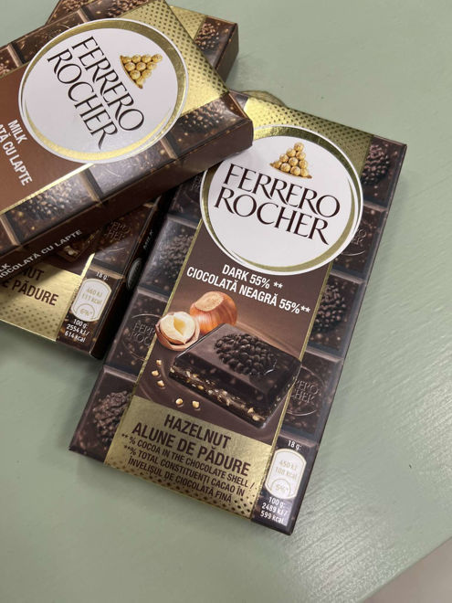 Kép: Ferrero Rocher Dark Hazelnut Csokoládé Mogyoródarabkákkal és Mogyorós Töltelékkel