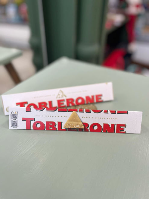 Kép: Toblerone  Fehércsokoládé mézzel és mandulával
