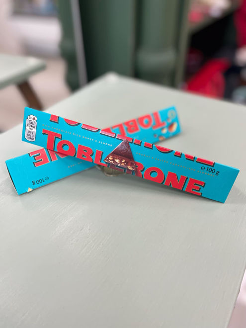 Kép: Toblerone tejcsokoládé sózott karamellizált mandulával