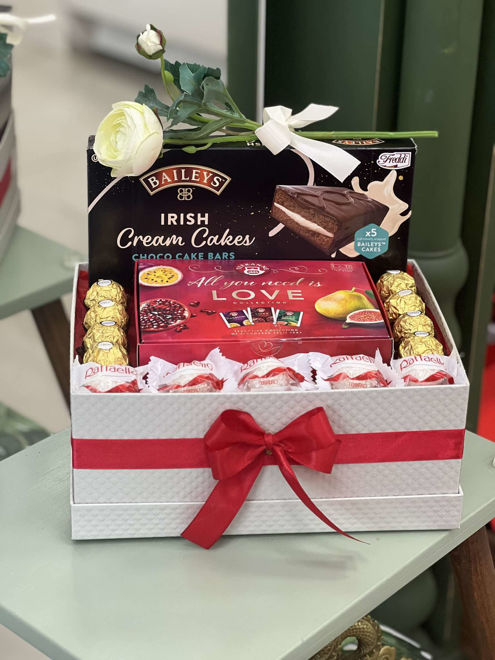 Kép: Piros Fehér Teekanne Teaválogatás Ajándék Box Baileys-zel Ferreroval és Rafaelloval
