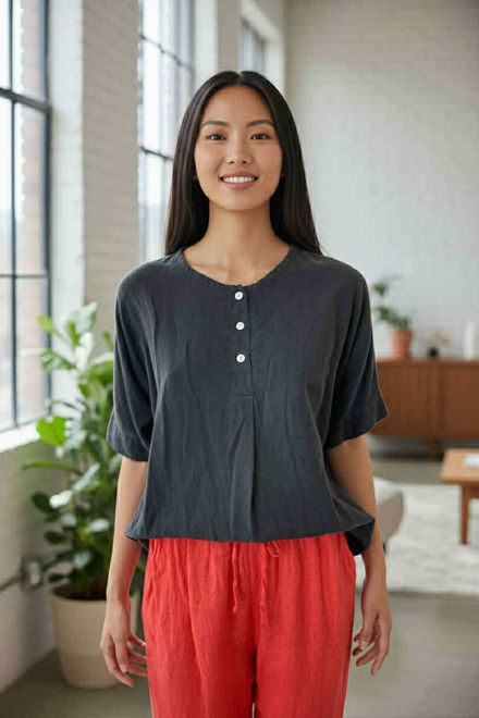 Kép: Fekete Gombos Lenge Felső